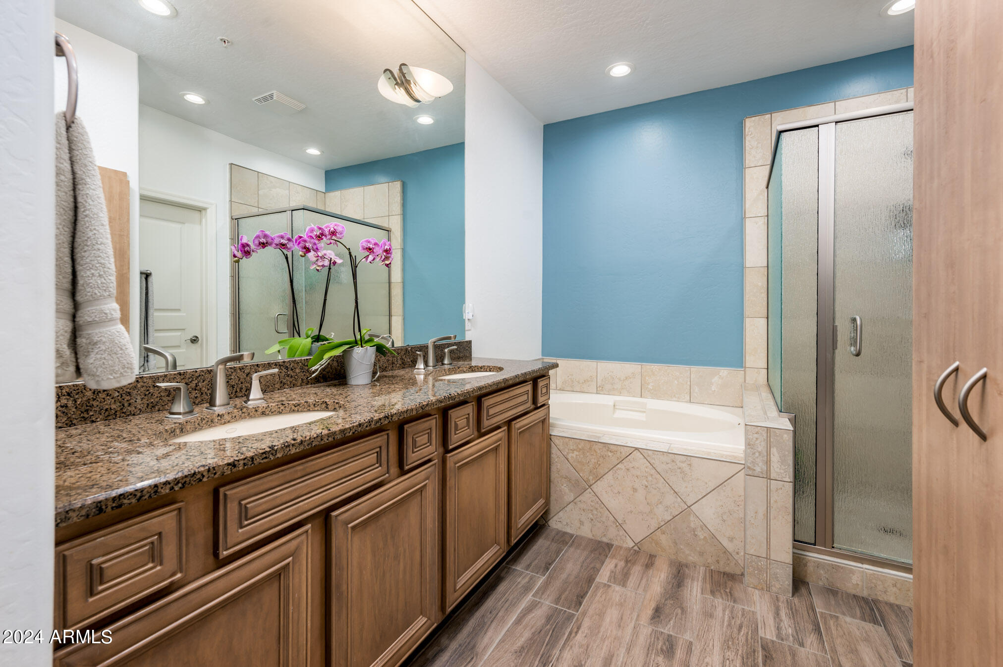 3935 East Rough Rider Road, Unit 1007 Phoenix, AZ 85050 - Photo 29 of 39 a spacious bathroom with a granite countertop sink mirror and a bathtub