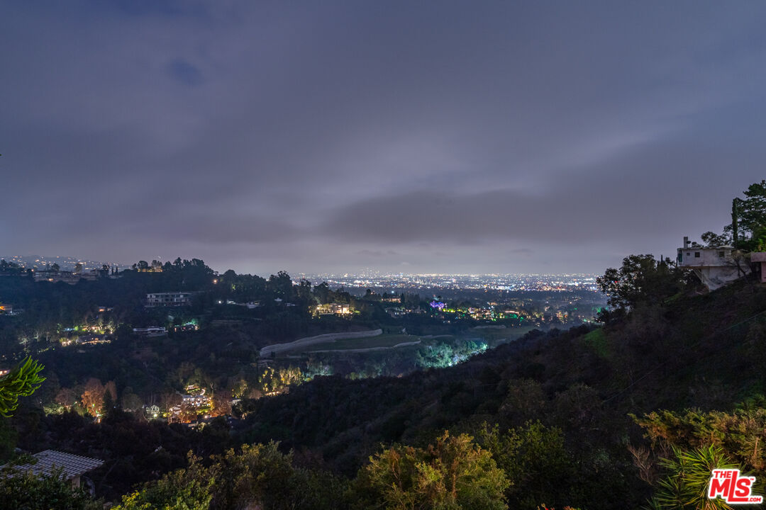 960 Stradella Road Los Angeles, CA 90077 - Photo 16 of 17
