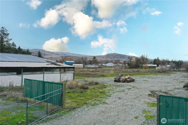 a view of a backyard