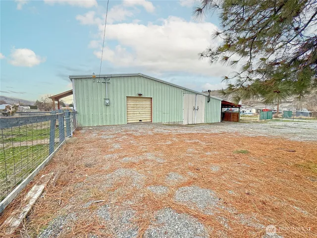 a view of a house with backyard
