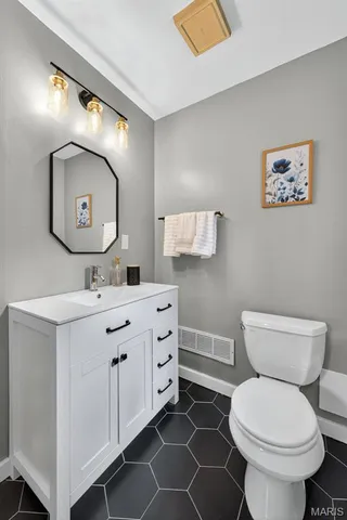 $385,000 | 2010 Blendon Place, St. Louis, MO 63143