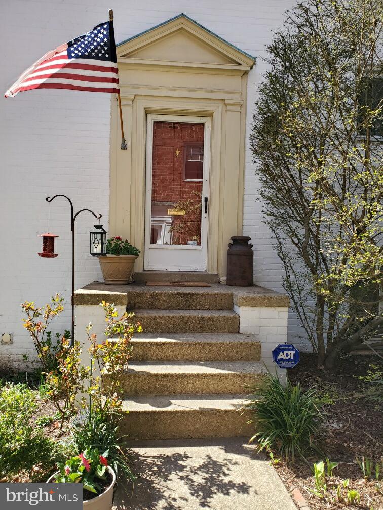 3334 Gunston Road Alexandria, VA 22302 - Photo 2 of 28