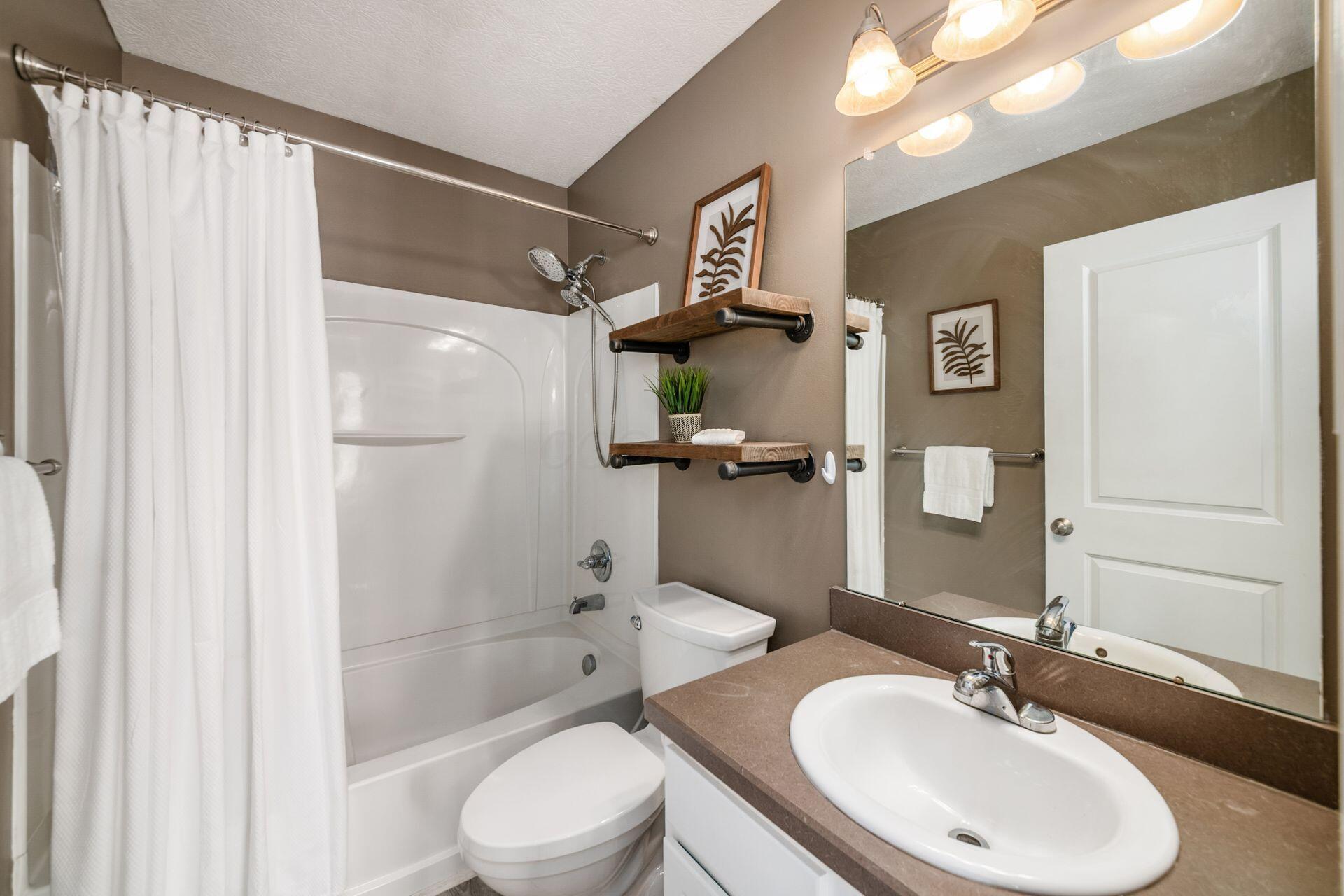 6206 Needletail Road, Unit 66 Columbus, OH 43230 - Photo 13 of 29 2ND FULL BATH