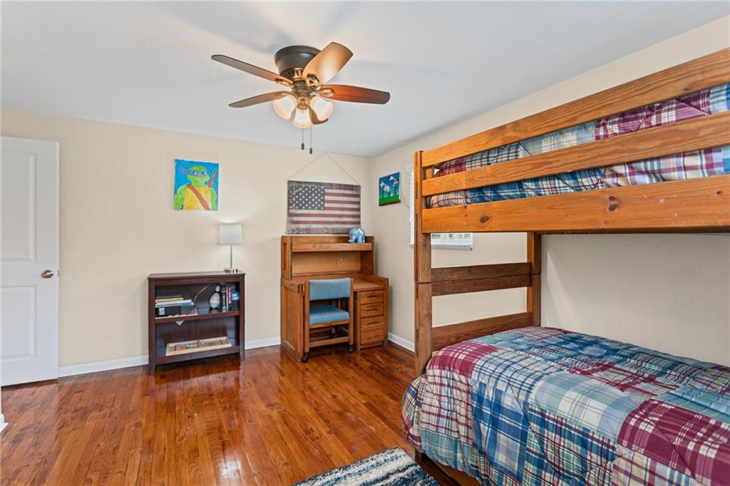 637 Ravencrest Road Pittsburgh, PA 15215 - Photo 29 of 41 3rd bedroom on the upper level.