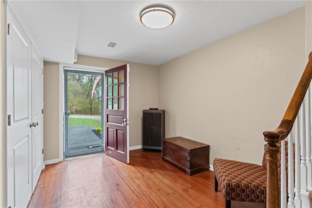637 Ravencrest Road Pittsburgh, PA 15215 - Photo 3 of 41 Entryway