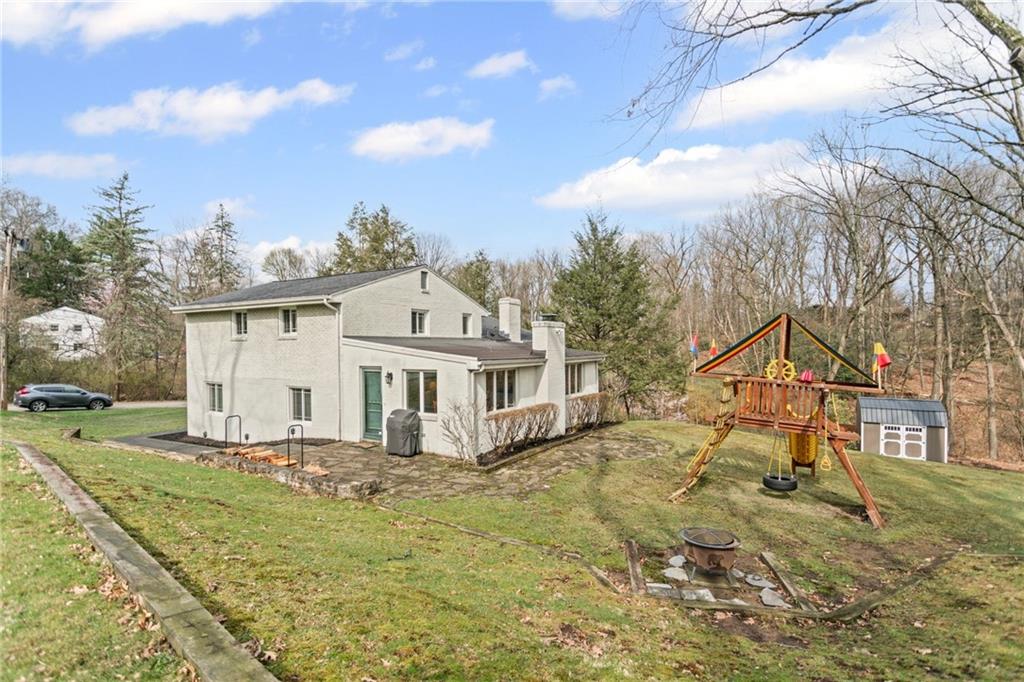 637 Ravencrest Road Pittsburgh, PA 15215 - Photo 39 of 41 side yard view.