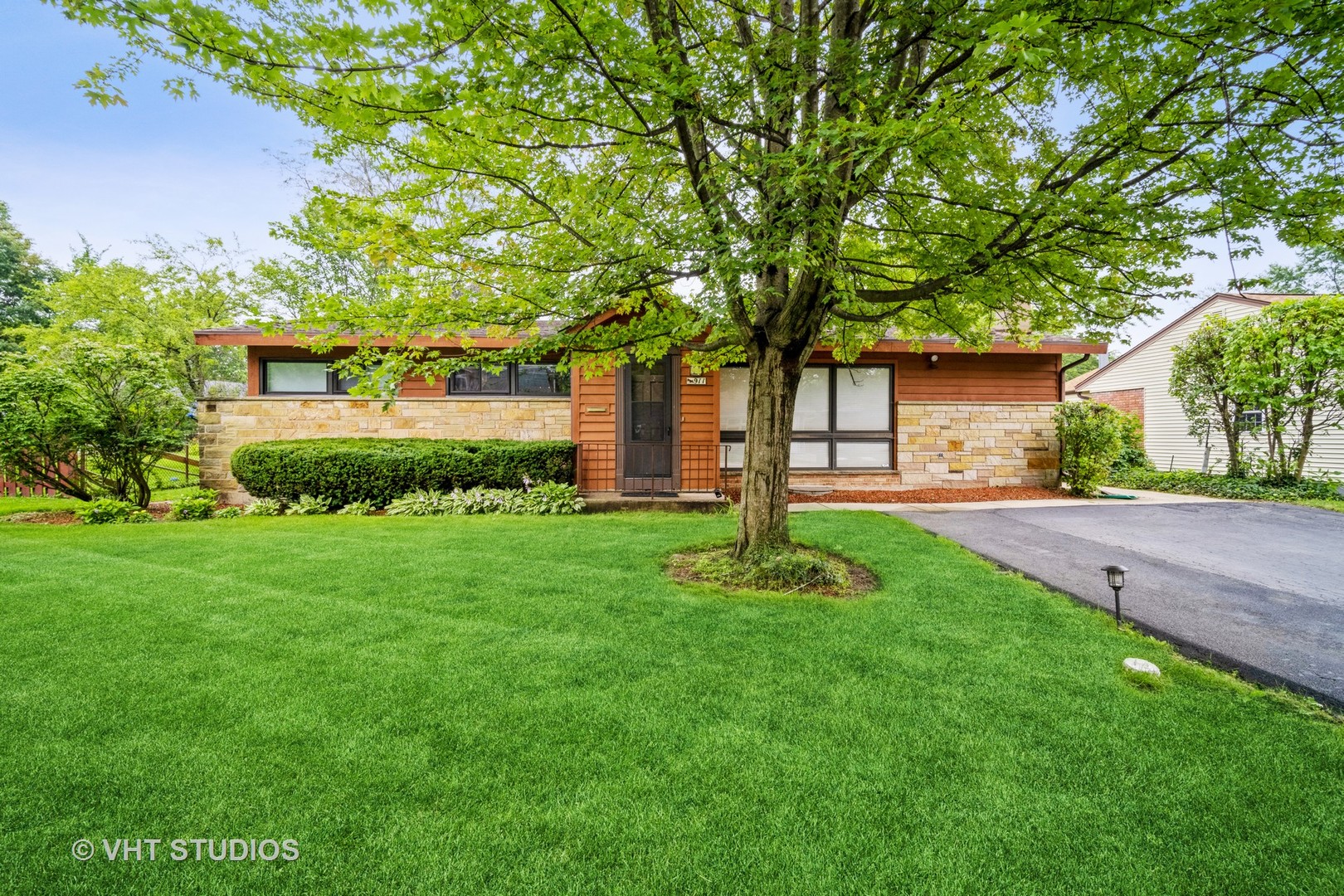 911 Dell Road Northbrook, IL 60062 - Photo 1 of 17 a front view of house with yard and green space