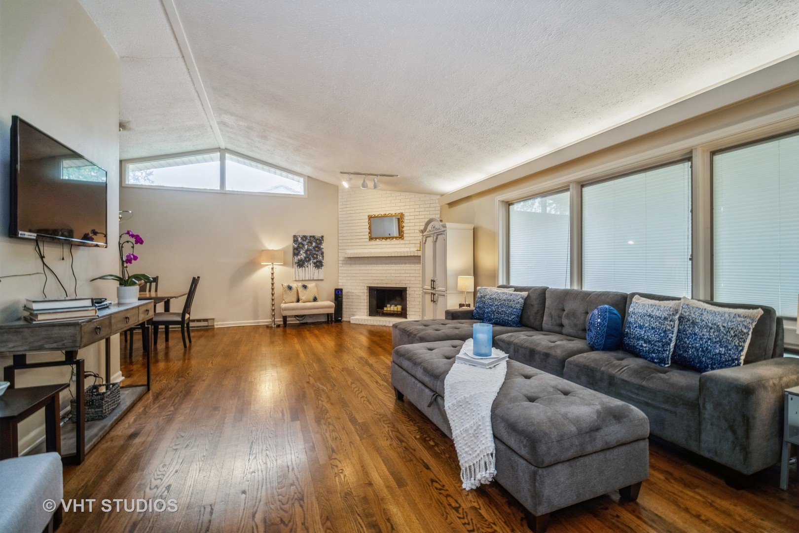 911 Dell Road Northbrook, IL 60062 - Photo 2 of 17 a living room with furniture and a flat screen tv
