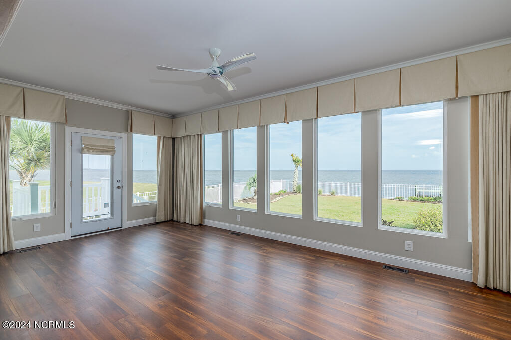 6044 Dolphin Road Oriental, NC 28571 - Photo 27 of 46 6044DolphinMasterSunroom