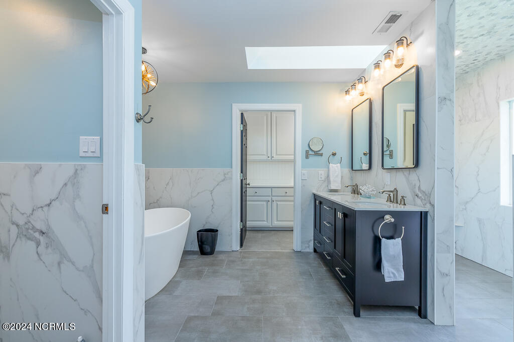 6044 Dolphin Road Oriental, NC 28571 - Photo 29 of 46 6044DolphinMasterBath2