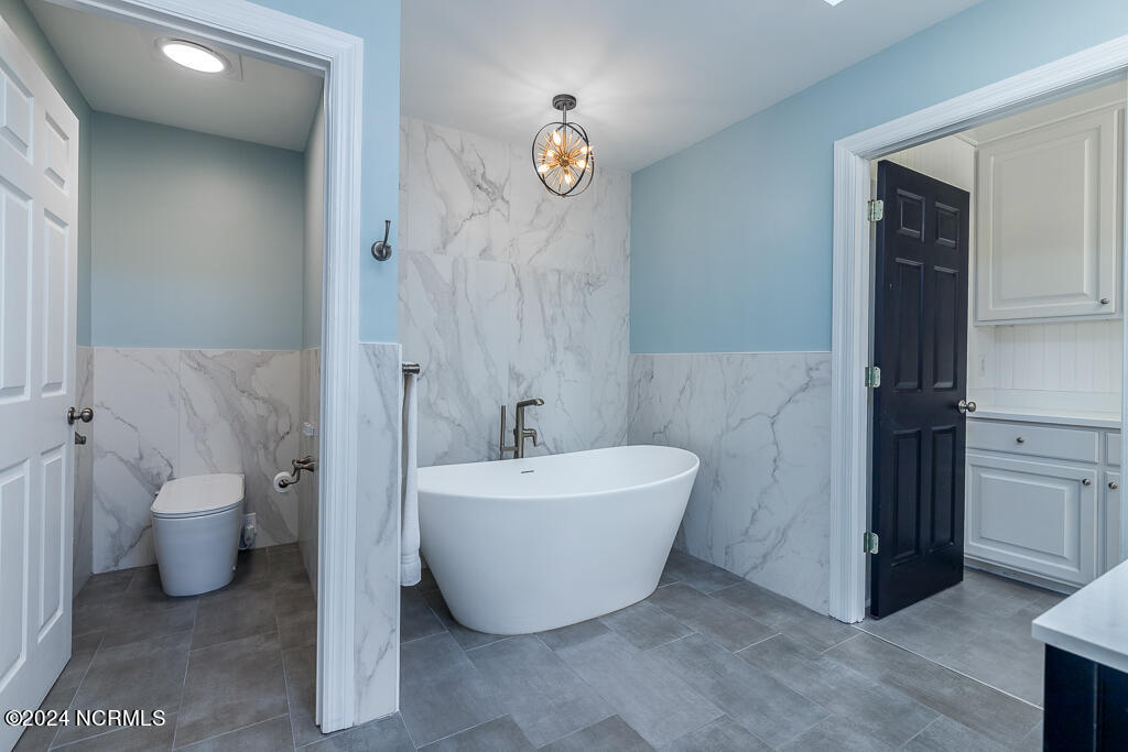 6044 Dolphin Road Oriental, NC 28571 - Photo 30 of 46 6044DolphinMasterBathTub