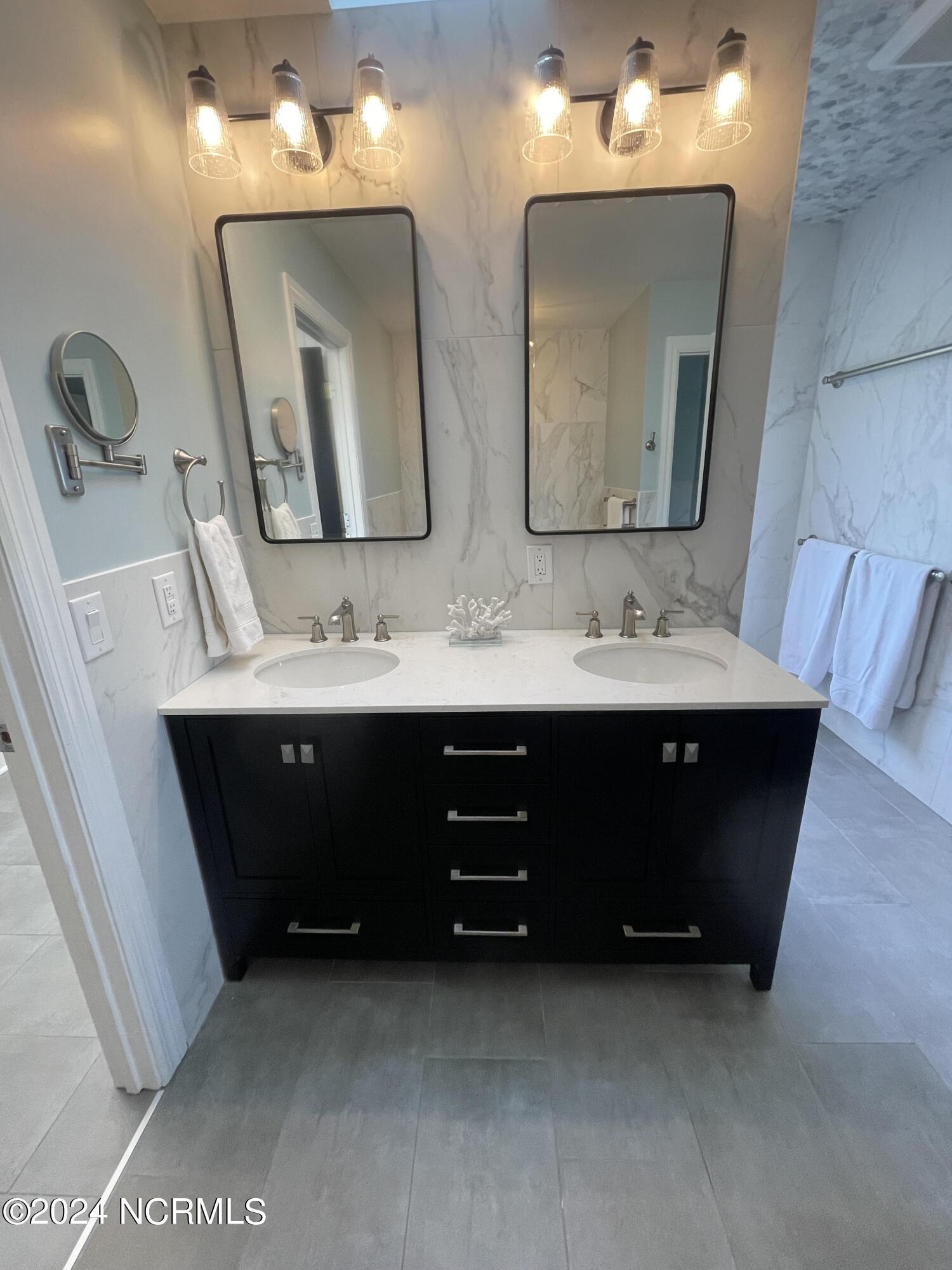 6044 Dolphin Road Oriental, NC 28571 - Photo 31 of 46 6044DolphinMasterBathsink