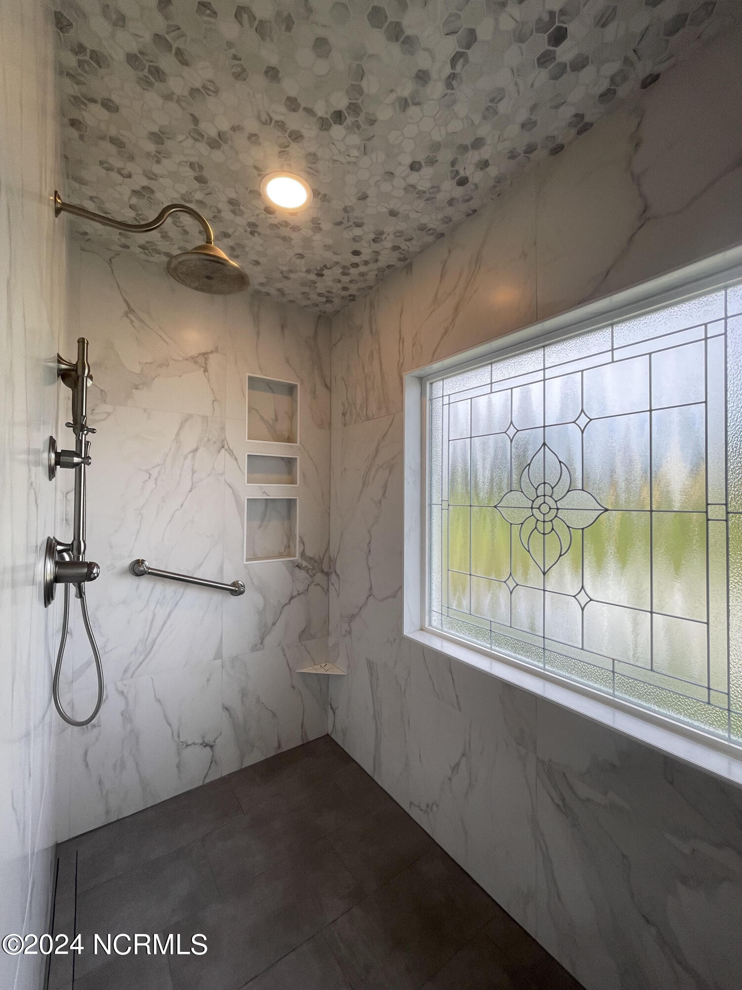 6044 Dolphin Road Oriental, NC 28571 - Photo 32 of 46 6044DolphinMasterShower