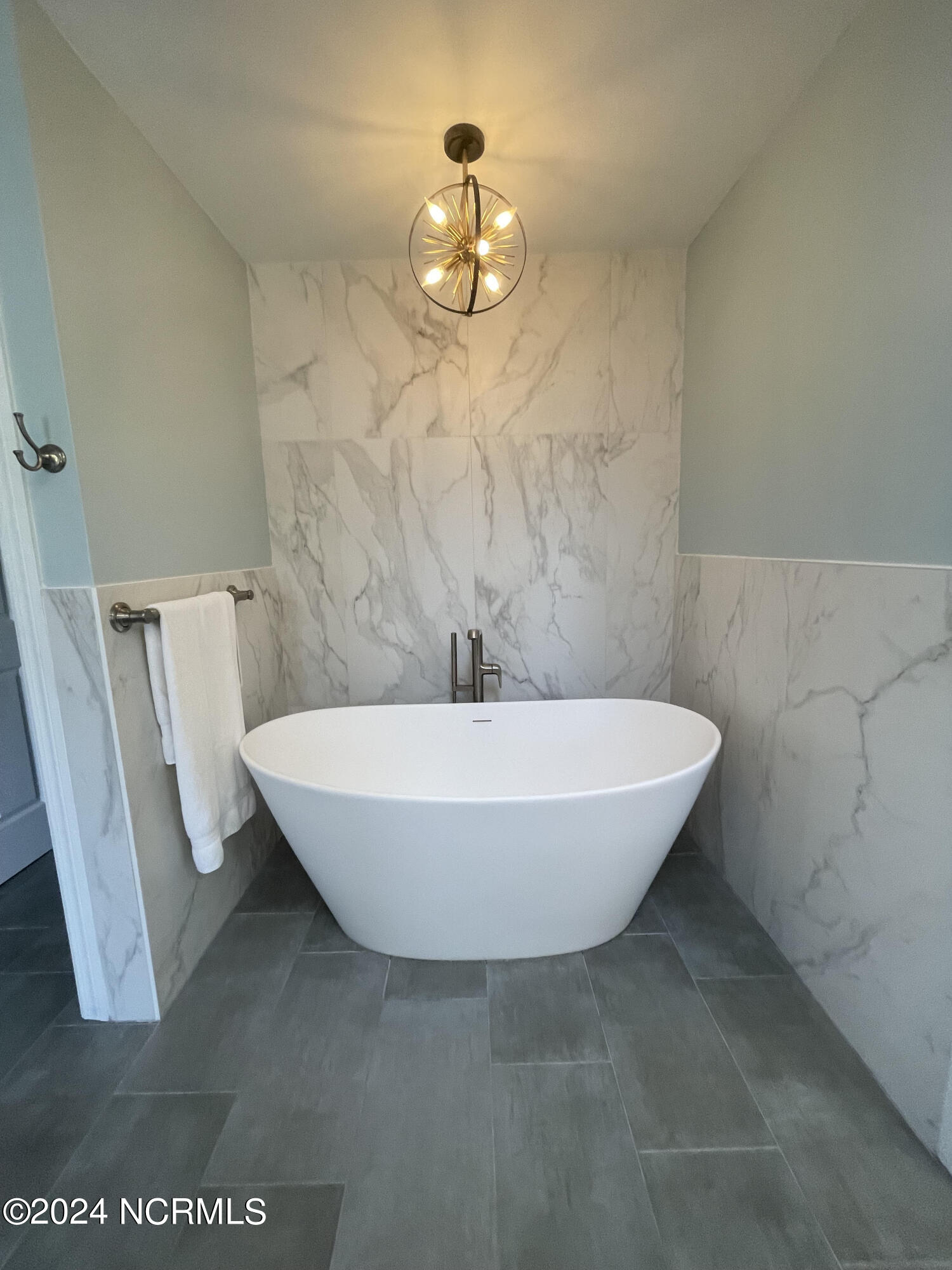 6044 Dolphin Road Oriental, NC 28571 - Photo 34 of 46 6044DolphinTub