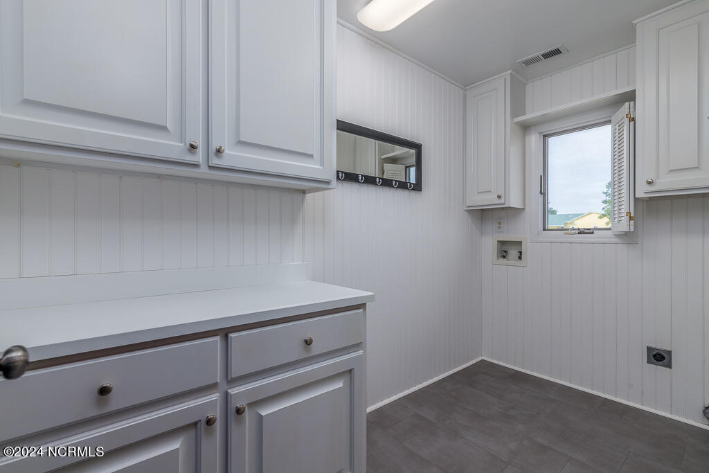 6044 Dolphin Road Oriental, NC 28571 - Photo 35 of 46 6044DolphinLaundry