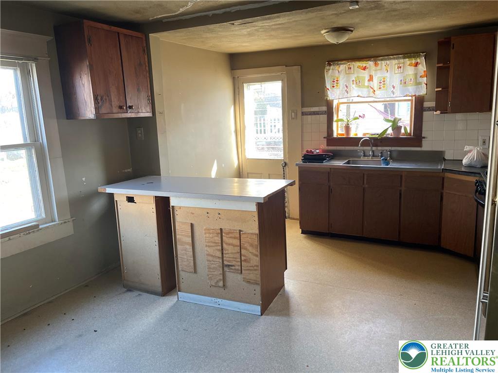 512 Forrest Avenue Bethlehem, PA 18017 - Photo 4 of 22 a kitchen with cabinets and window