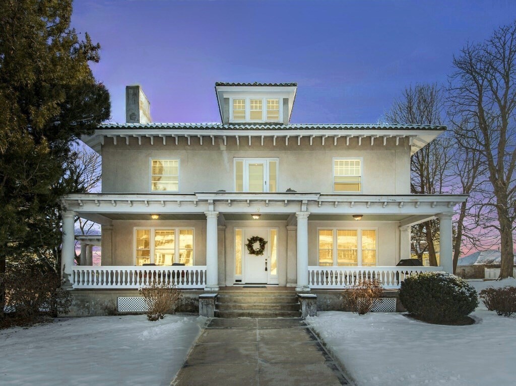 19 Kenilworth Road Worcester, MA 01602 - Photo 1 of 42 a front view of a house