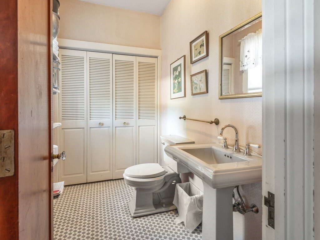 19 Kenilworth Road Worcester, MA 01602 - Photo 13 of 42 a bathroom with a sink a toilet and shower