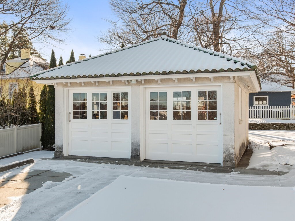 19 Kenilworth Road Worcester, MA 01602 - Photo 42 of 42 a front view of a house with a garden