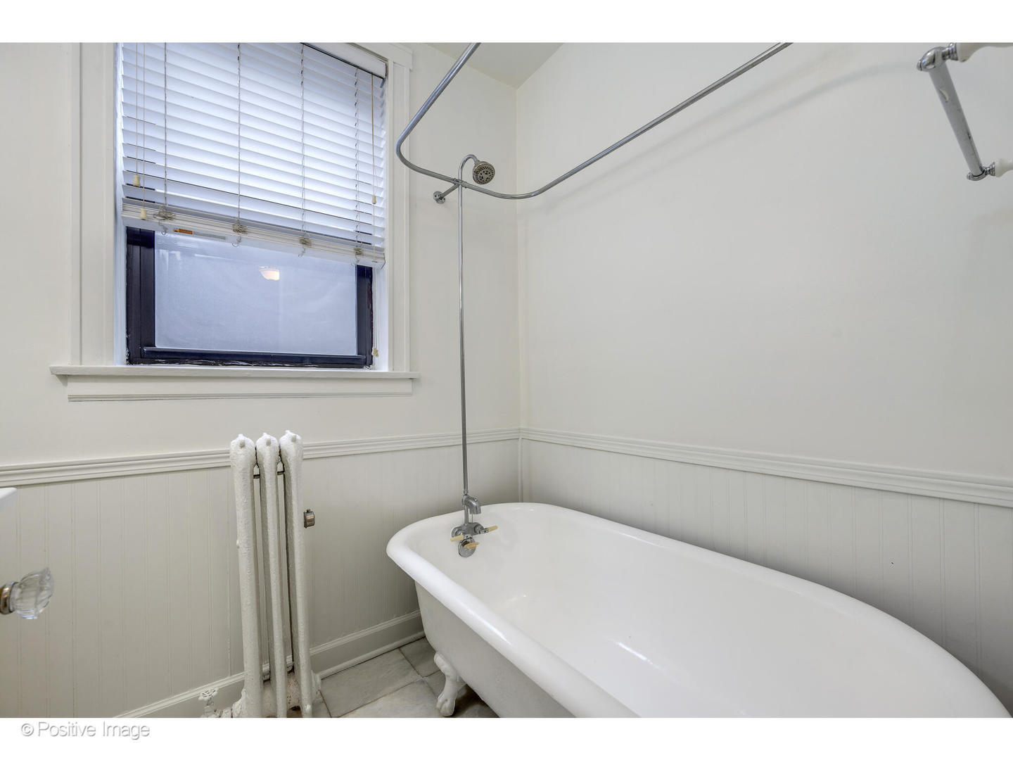 726 West Sheridan Road, Unit 1N Chicago, IL 60613 - Photo 11 of 14 a bathroom with a bathtub and shower