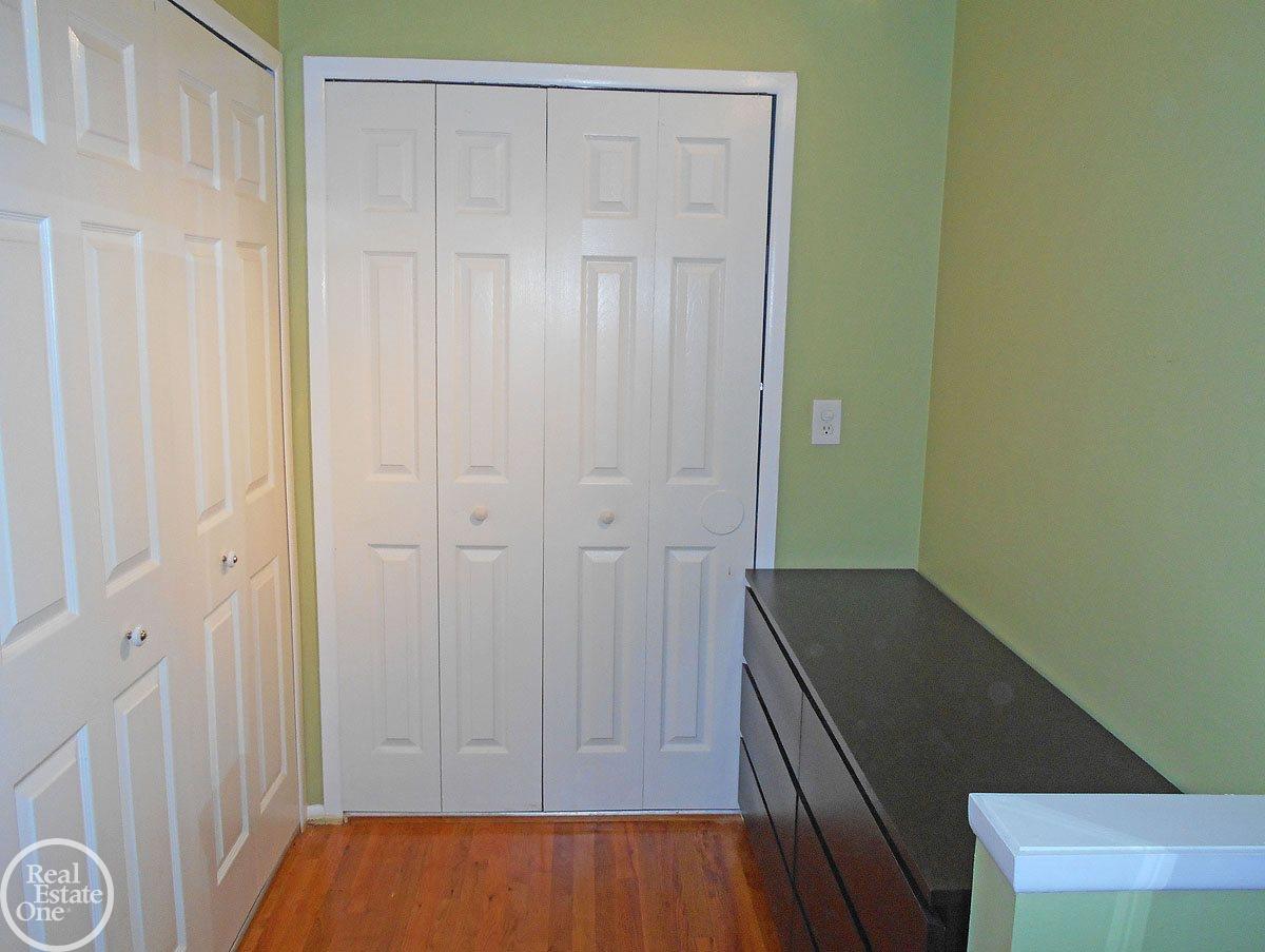 29406 Hoover Road Warren, MI 48093 - Photo 13 of 15 31332252-12.JPG