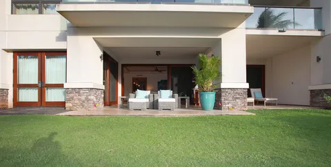 a view of a back yard