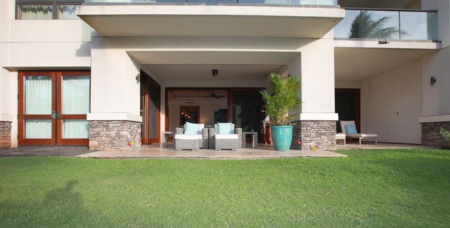 a view of a back yard