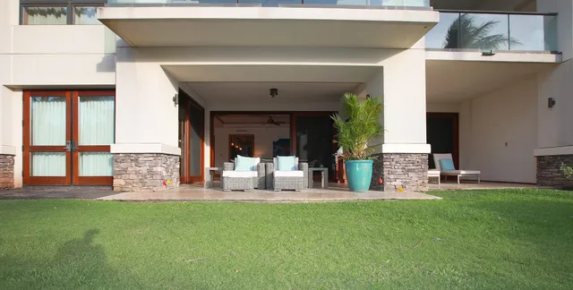 a view of a back yard