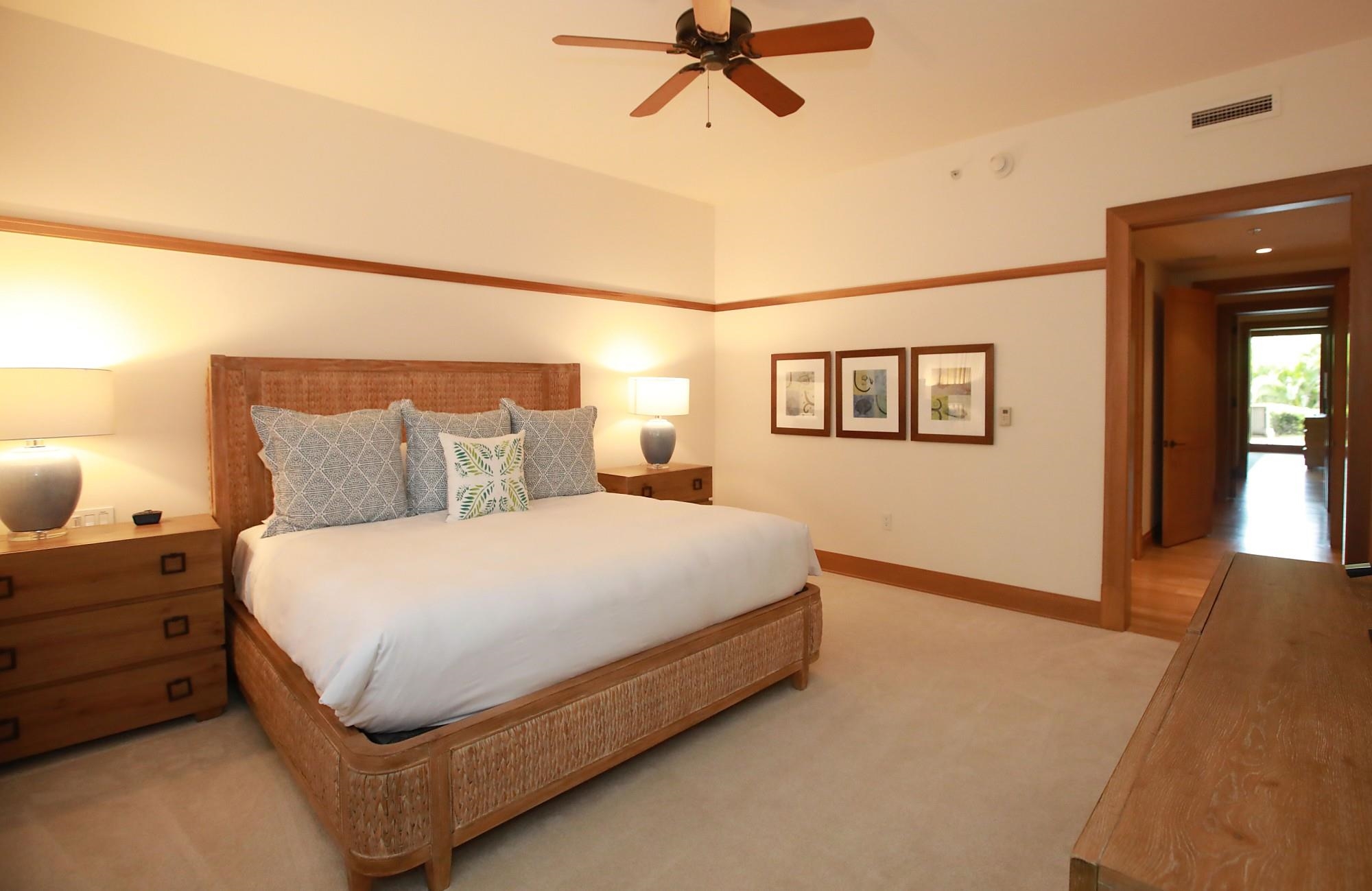 1 Bay Drive, Unit 2202 Lahaina, HI 96761 - Photo 9 of 50 a spacious bedroom with a bed and a lamp