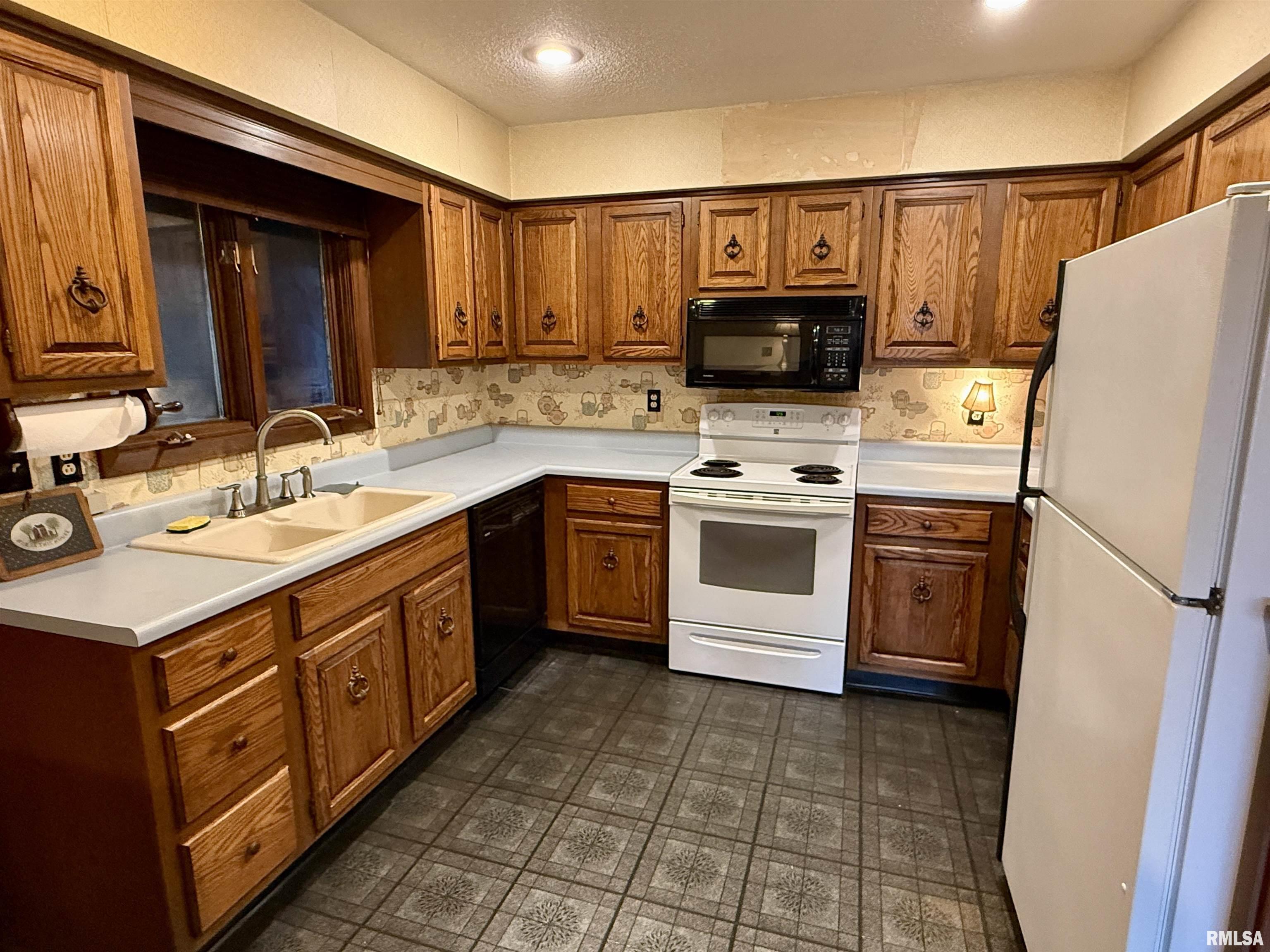1066 Lakeview Road South Dahinda, IL 61428 - Photo 9 of 40