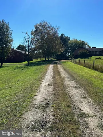 a view of a yard with a house