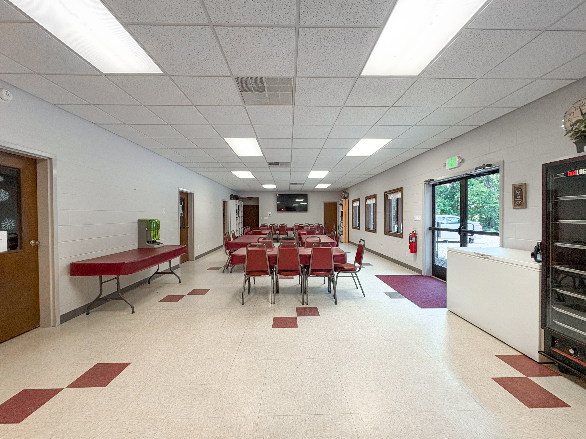 110 Hankins Road Hohenwald, TN 38462 - Photo 18 of 25 a living room with furniture and a flat screen tv