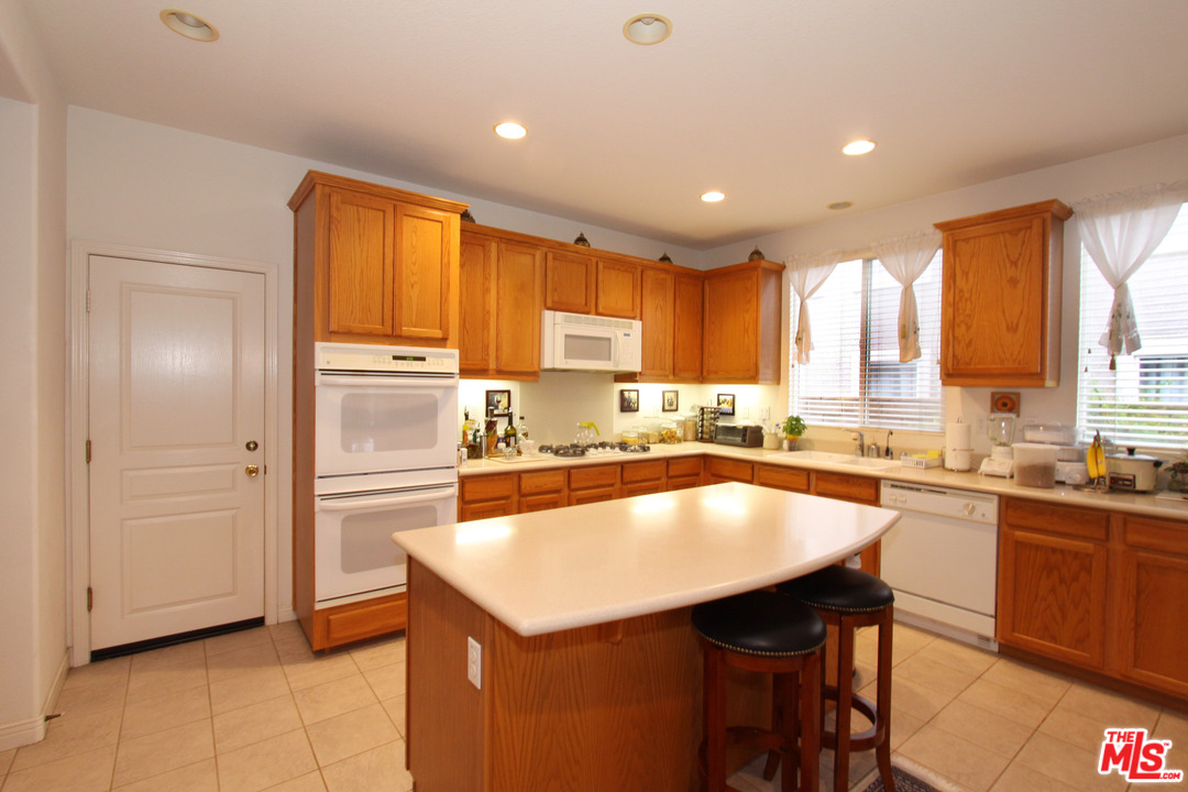 334 Woodland Road Simi Valley, CA 93065 - Photo 3 of 29