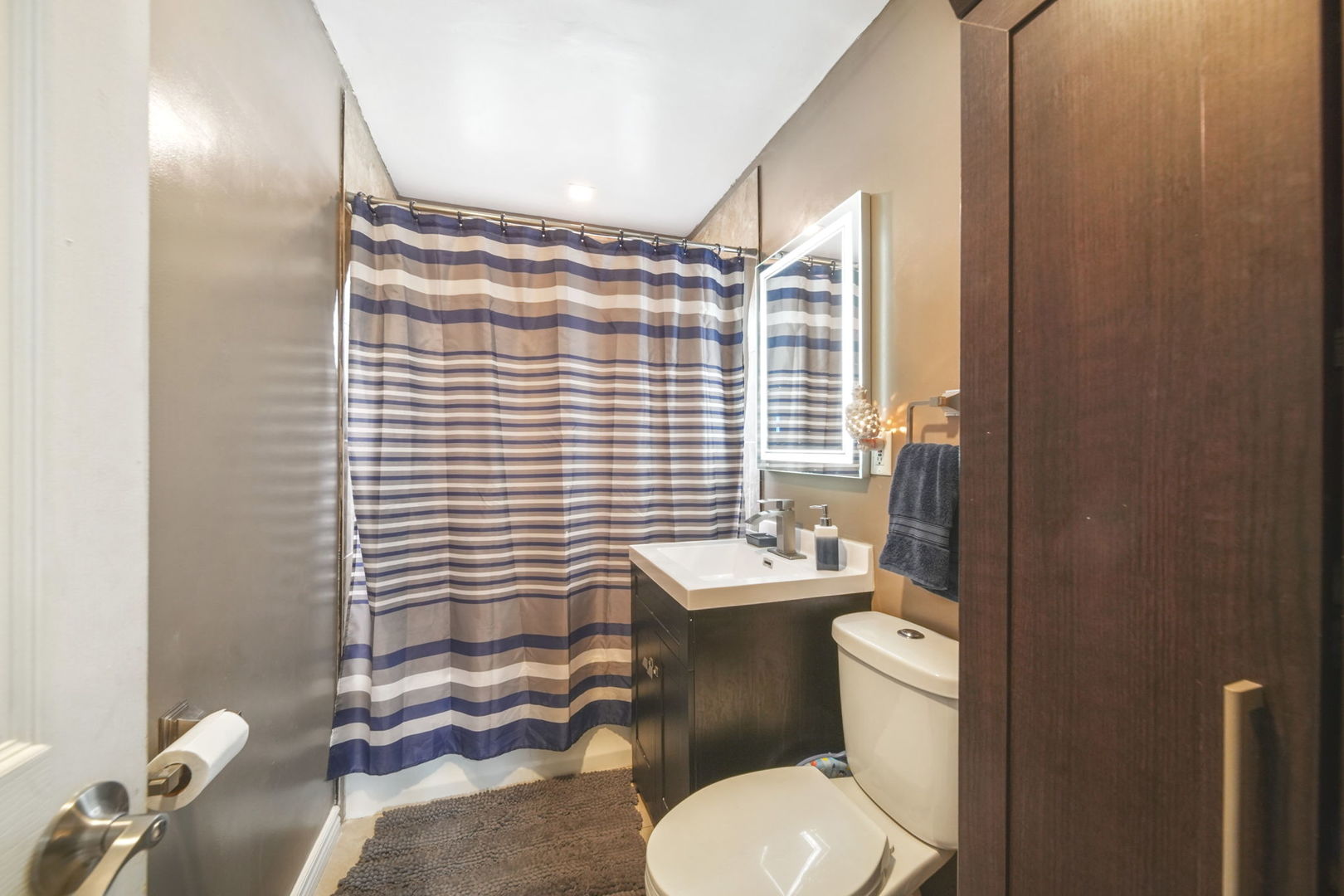 7235 Park Avenue Summit, IL 60501 - Photo 14 of 30 a bathroom with a sink a toilet a mirror and shower curtain