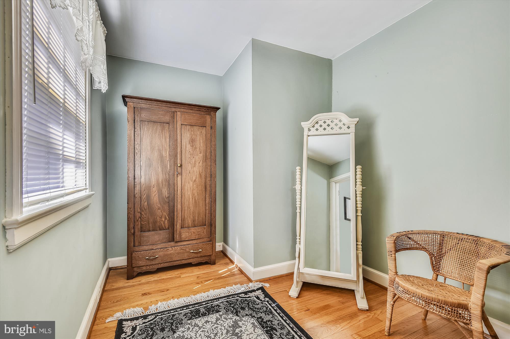 5209 Springlake Way Baltimore, MD 21212 - Photo 32 of 57 a view of an entryway with a table and chair