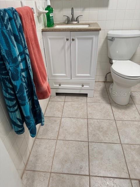 4746 Azalea Drive, Unit 103C New Port Richey, FL 34652 - Photo 35 of 68 a bathroom with a sink a toilet and a mirror