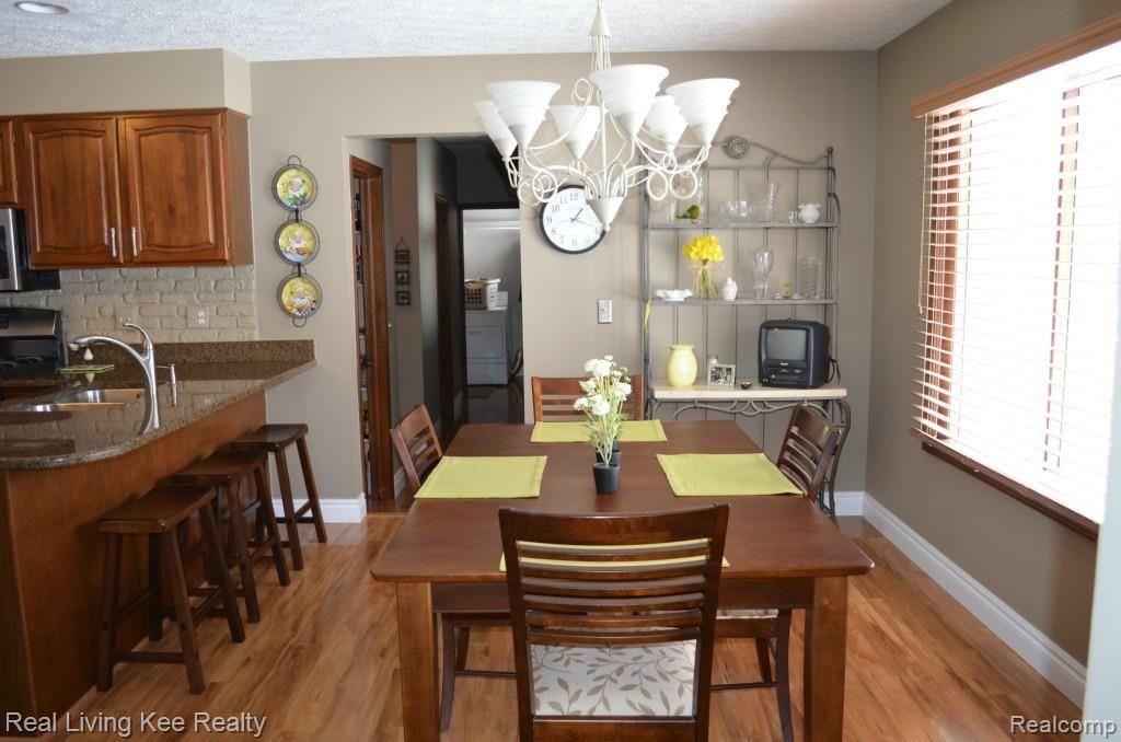 707 Sunlight Drive Rochester, MI 48309 - Photo 14 of 55 breakfast area 1.jpg