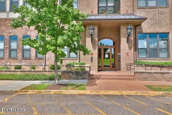 $2,500 | 445 West Blount Avenue, Unit 102, Knoxville, TN 37920