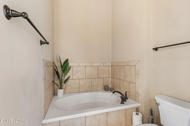 $2,950 | 445 West Blount Avenue, Unit 102, Knoxville, TN 37920