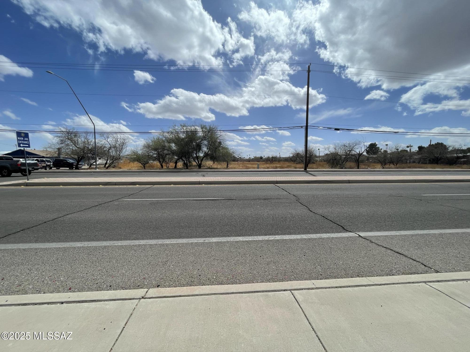 1251 West Silverlake Road Tucson, AZ 85713 - Photo 6 of 7 a view of a building