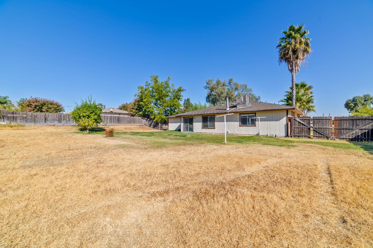 25612 Walden Avenue Madera, CA 93638 - Photo 4 of 33 a front view of a house with a yard