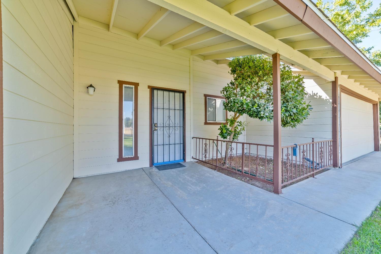 25612 Walden Avenue Madera, CA 93638 - Photo 6 of 33 a view of a balcony