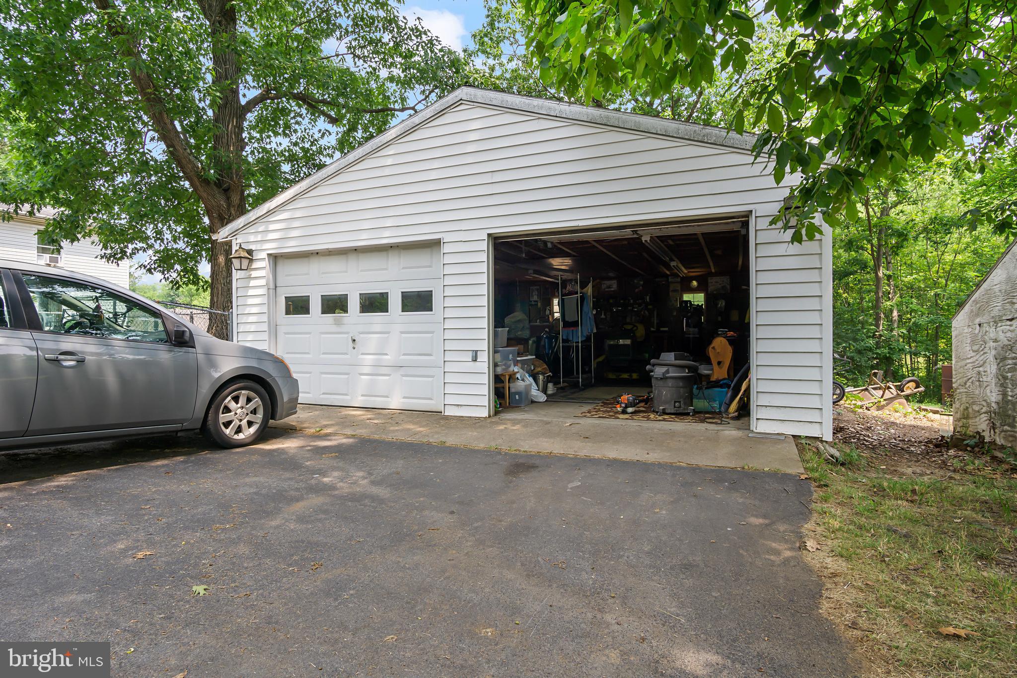16923 Shinham Road Hagerstown, MD 21740 - Photo 12 of 42 2-car detached garage
