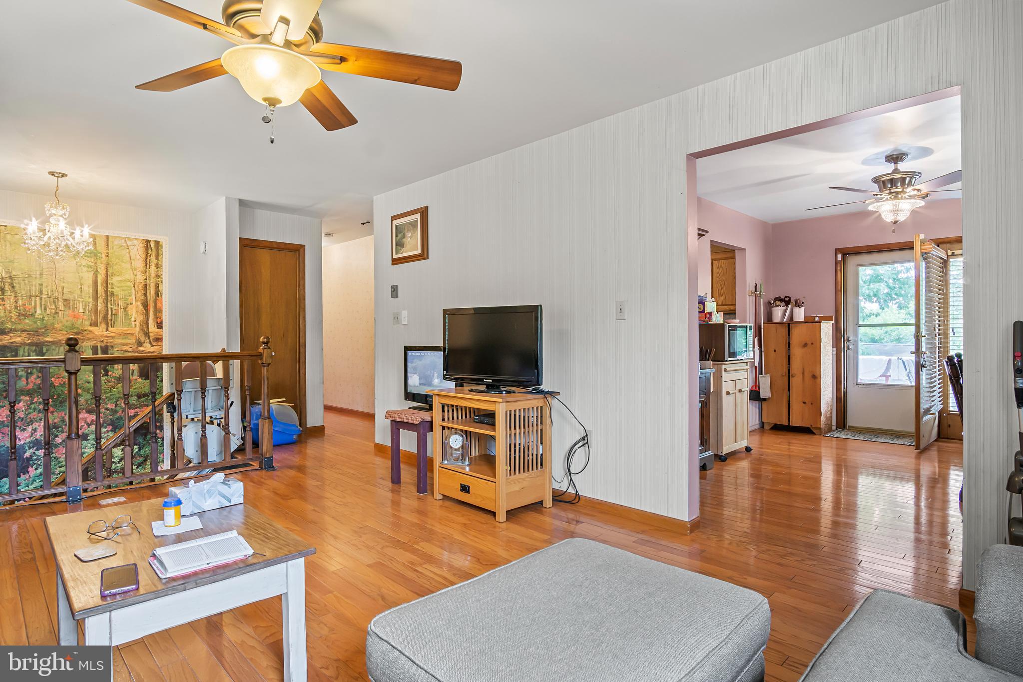 16923 Shinham Road Hagerstown, MD 21740 - Photo 24 of 42 Living room