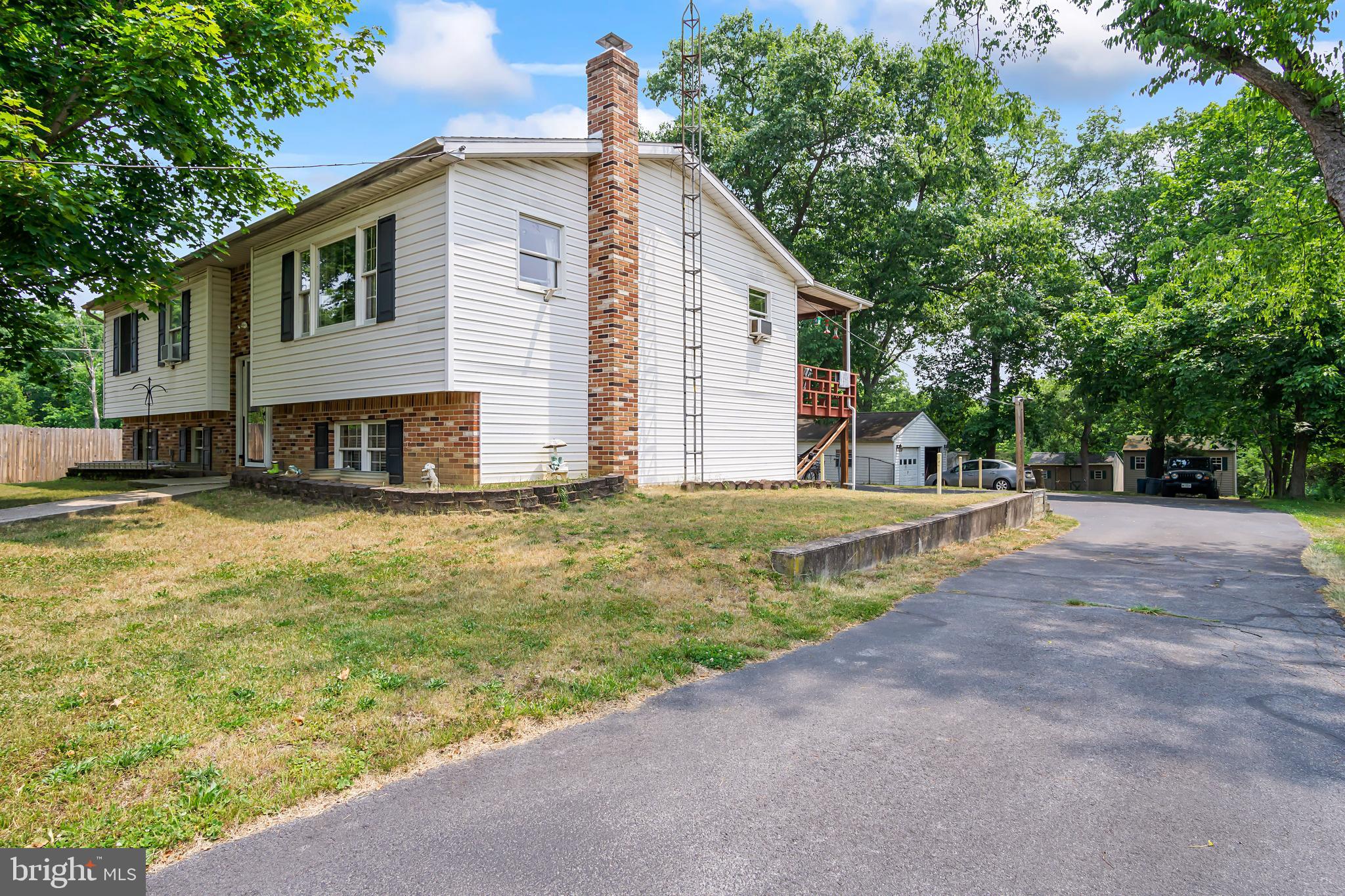 16923 Shinham Road Hagerstown, MD 21740 - Photo 8 of 42 Side view