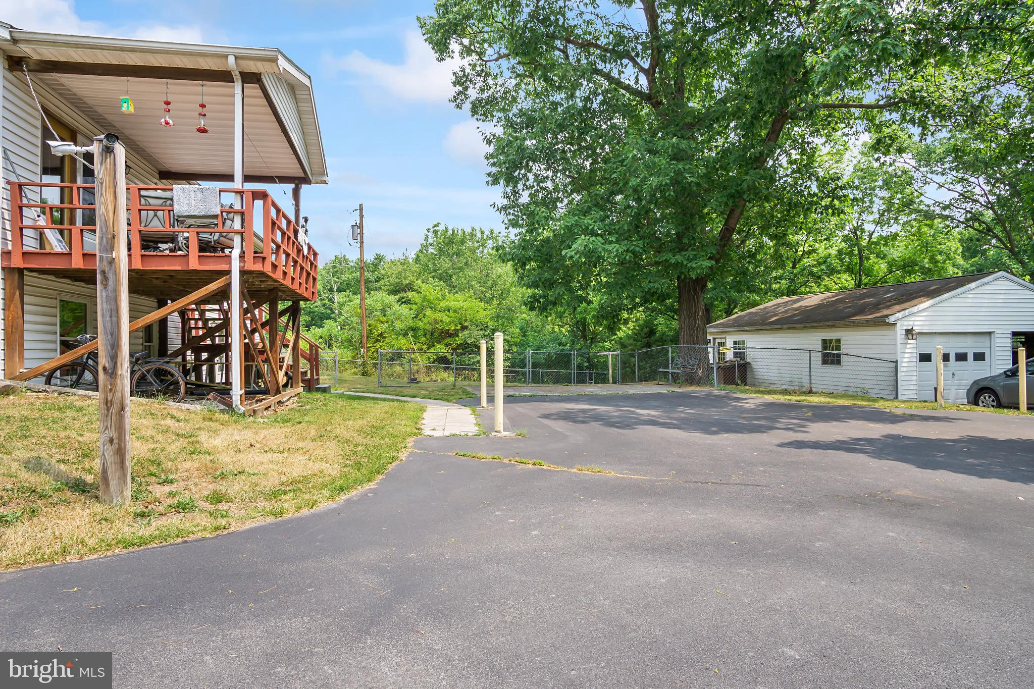 16923 Shinham Road Hagerstown, MD 21740 - Photo 9 of 42 Lots of parking