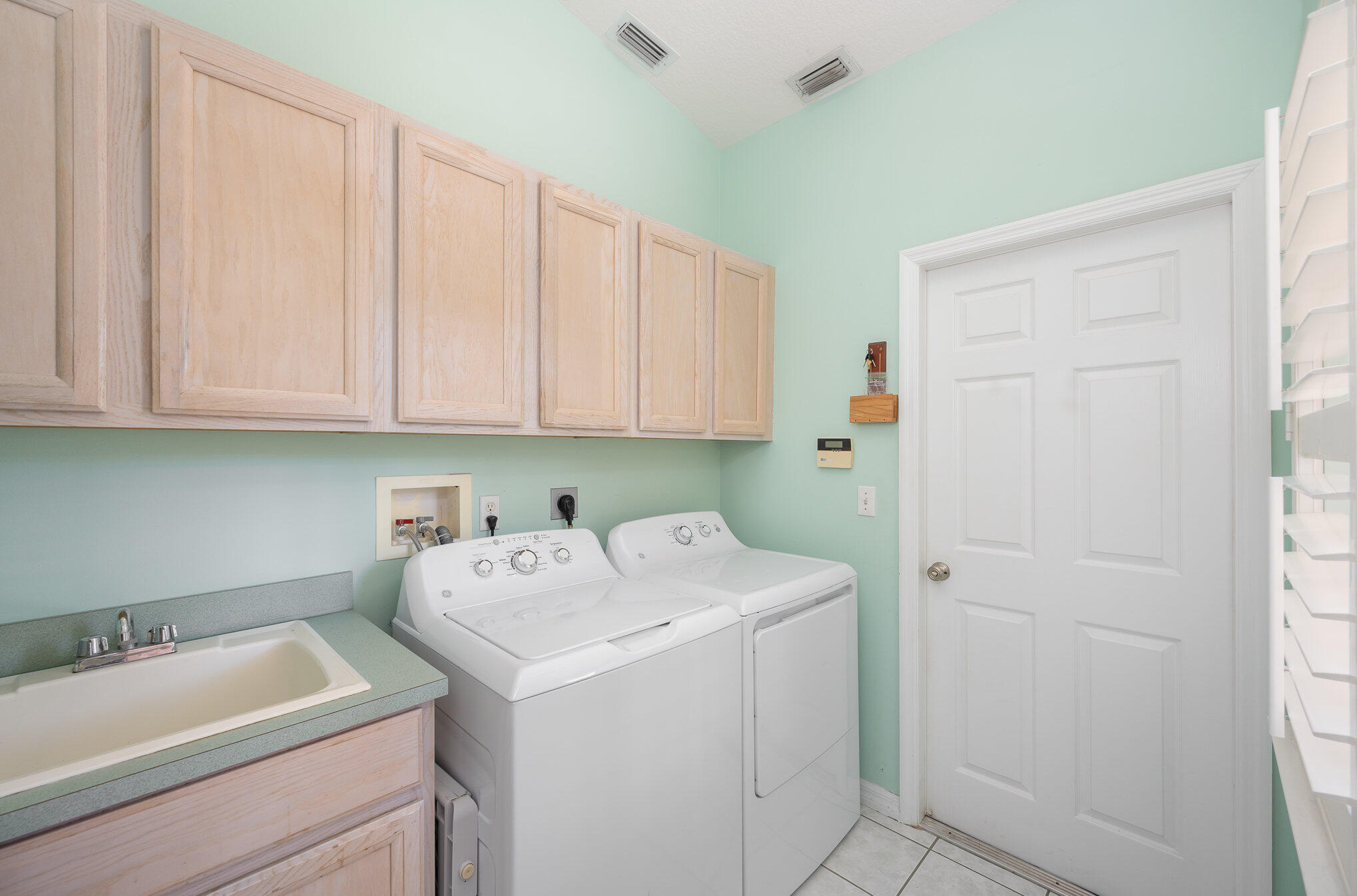 391 Shell Cove Drive Melbourne, FL 32940 - Photo 29 of 37 a utility room with dryer and washer