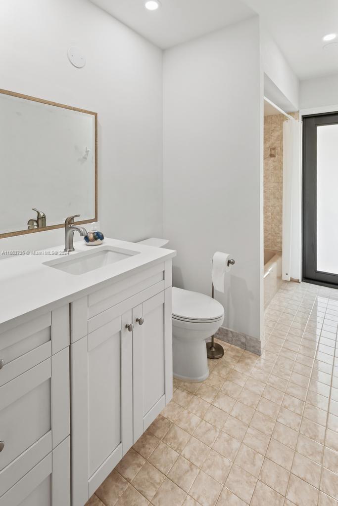 The Hammocks Miami, FL 33186 - Photo 16 of 62 a spacious bathroom with a toilet sink and mirror