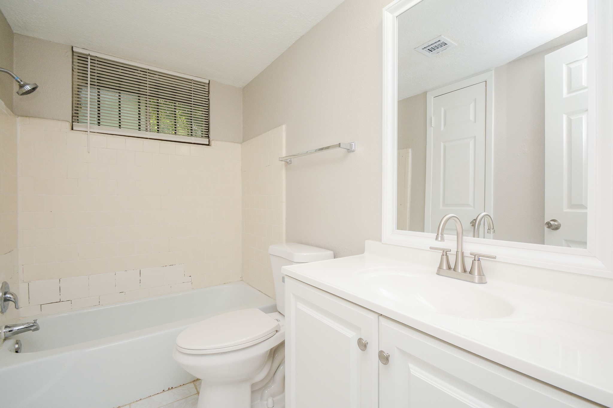1339 Tarberry Road Houston, TX 77088 - Photo 13 of 18 Full bathroom in hallway with functional design.