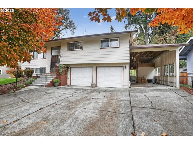 a view of a house with a yard and garage